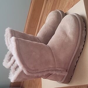 Womens Size 5 UGG w classic fluff high low, tan in color